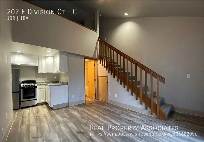 Building Photo - 202 E Division Ct