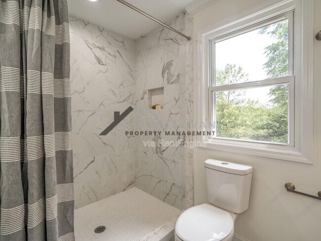 Building Photo - 1010 Cole St