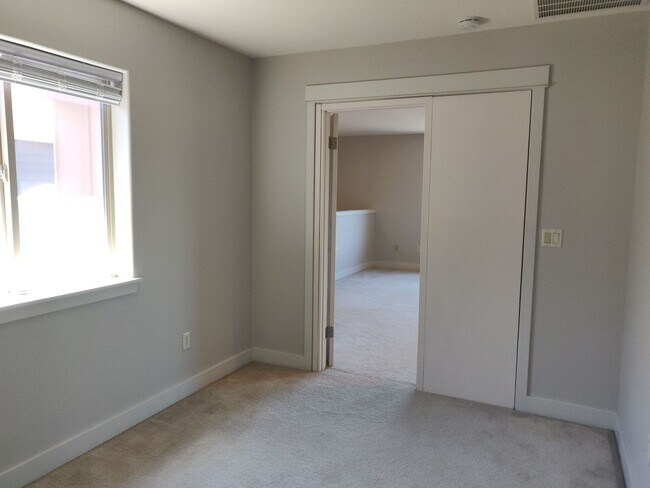 Building Photo - 331 NW Flagline Dr