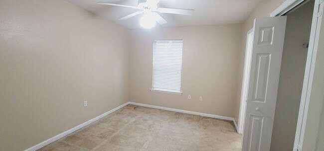 Building Photo - LOVELY NW 3/3 End Unit w/ Washer/Dryer, Open Kitchen w/ Bar, & More! $1450/month Avail June 1st!