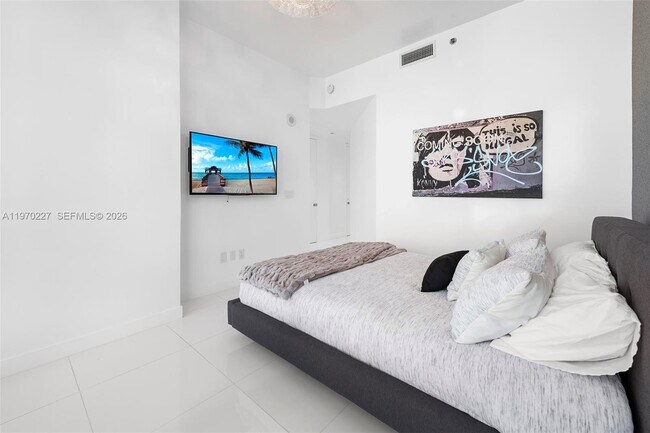 Building Photo - 100 South Pointe Dr