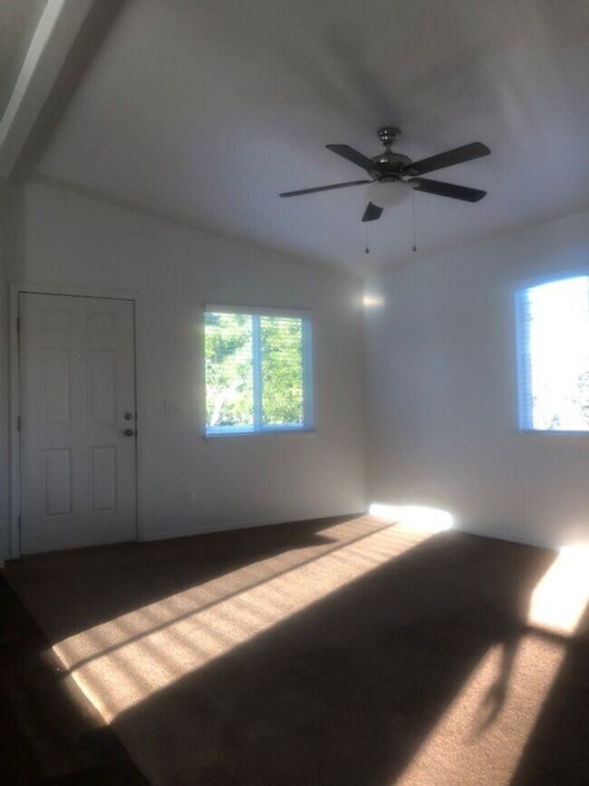 Building Photo - 3 Bed-2 Bath Quaint Single Story Home in Lakeside.