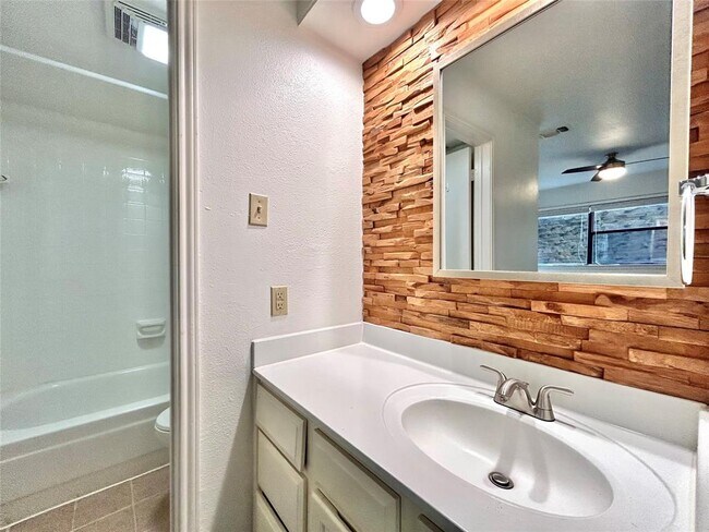 Building Photo - 8888 Tallwood Dr