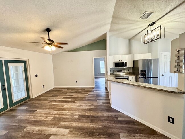 Building Photo - Spacious 3 Bedroom 2 Bath home, close to lake Minneola and Downtown Clermont