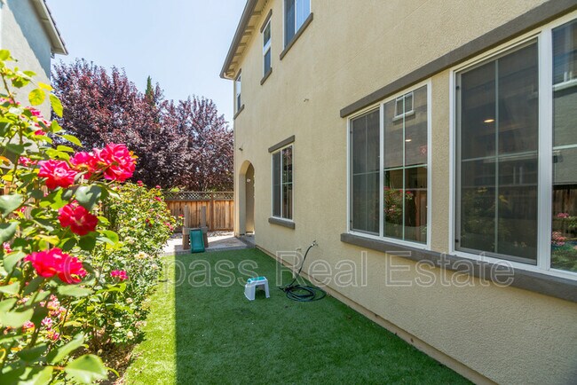Building Photo - 5539 Southcrest Way