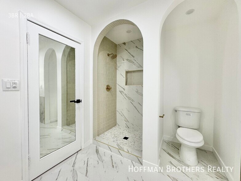 Building Photo - 302 N Mansfield Ave