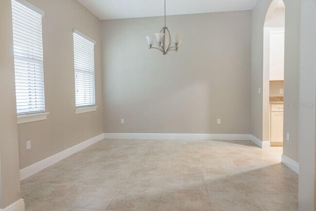 Building Photo - 906 Victoria Hills Dr S