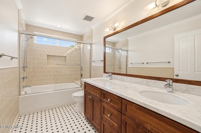 Building Photo - 5801 Middle Crest Dr