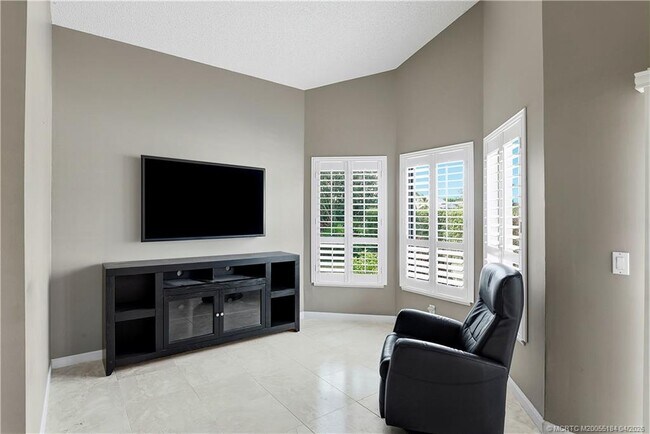 Building Photo - 4194 SW Gleneagle Cir