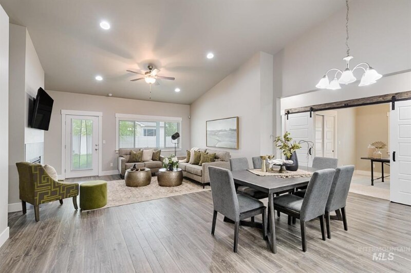 Building Photo - 1115 W Olds River Dr