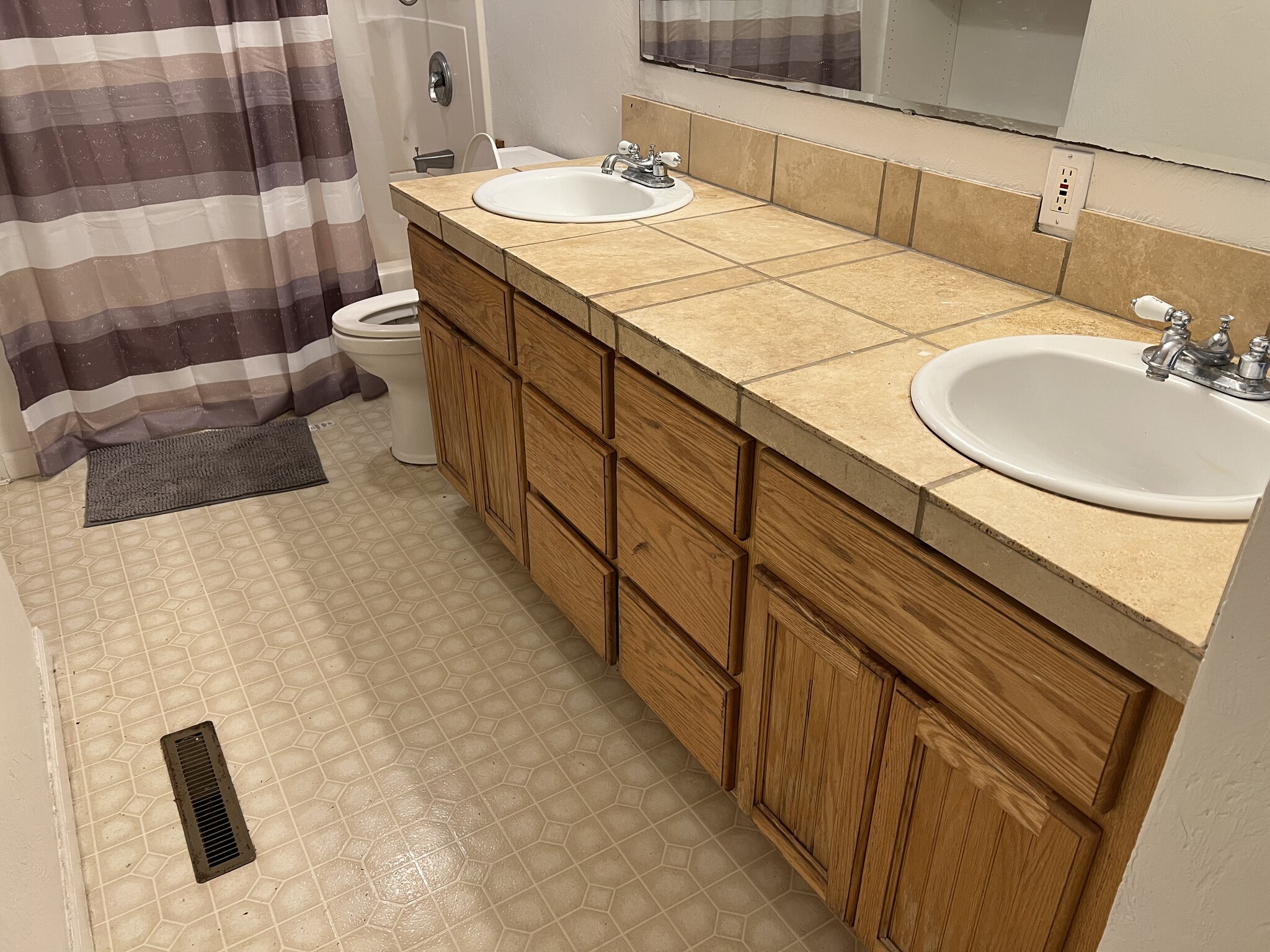 Two-sink bathroom - 990 W 18th Ave
