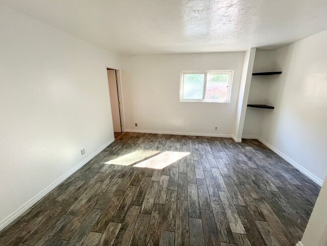 Building Photo - Beautifully Updated 3B 2BA Home w/ AC and ...