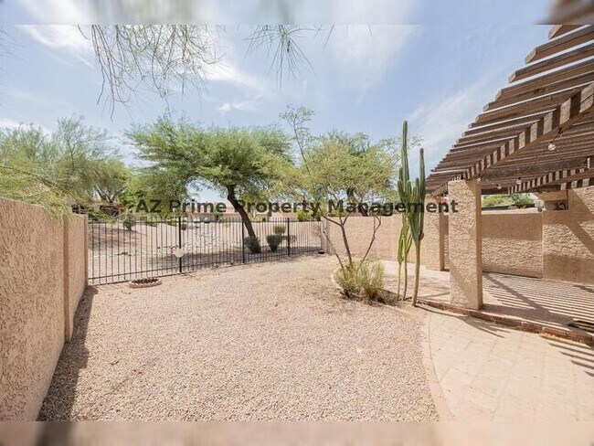 Building Photo - 1650 N Ventura Ln