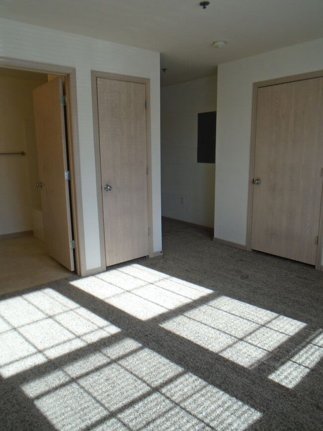 Building Photo - Roomy Main Floor Apartment!