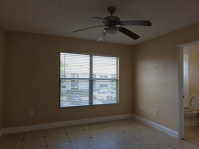 Building Photo - 1542 Lake Crystal Dr