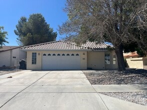 Building Photo - Lake front 3 bed 2 bth home in Helendale!