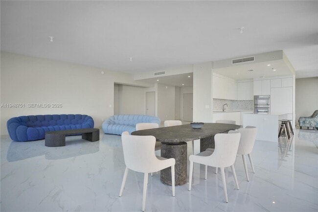 Building Photo - 700 NE 24th St