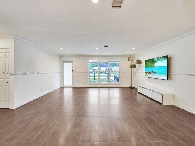 Building Photo - 5 bedroom in Hollywood FL 33021
