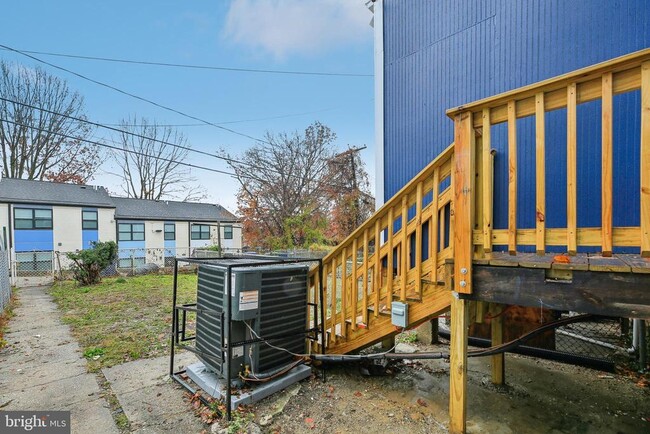 Building Photo - 3041 Belmont Ave