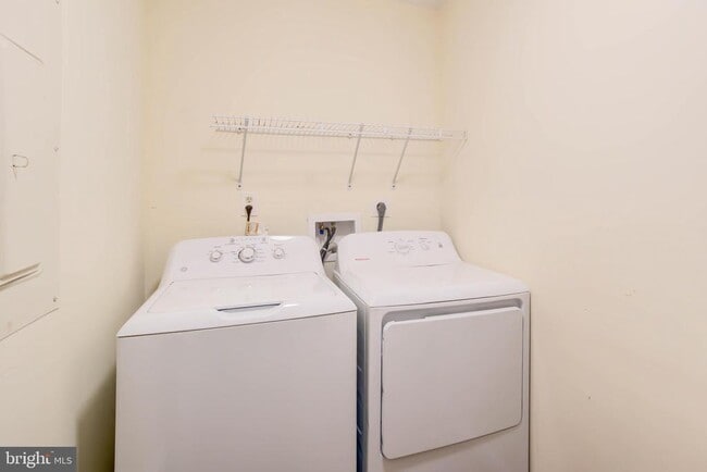 Building Photo - 900 24th St NW