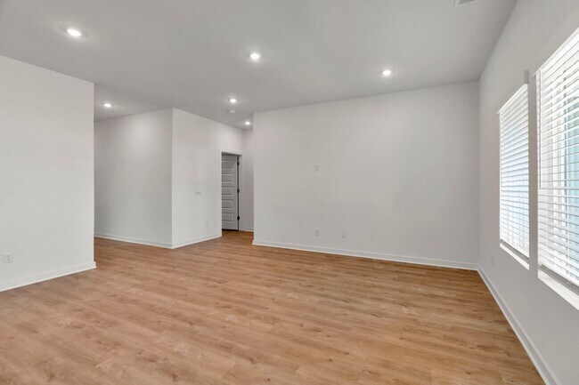 Building Photo - Brand-New 3 Bedroom Home in Prairie Grove!...