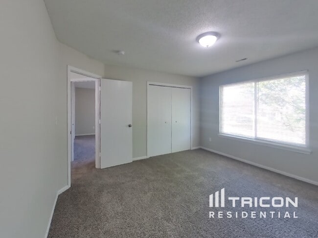 Building Photo - 1401 Thomas Dr