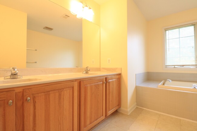 Building Photo - 5 BD + 3.5 Bath Bright & Beautiful Colonia...
