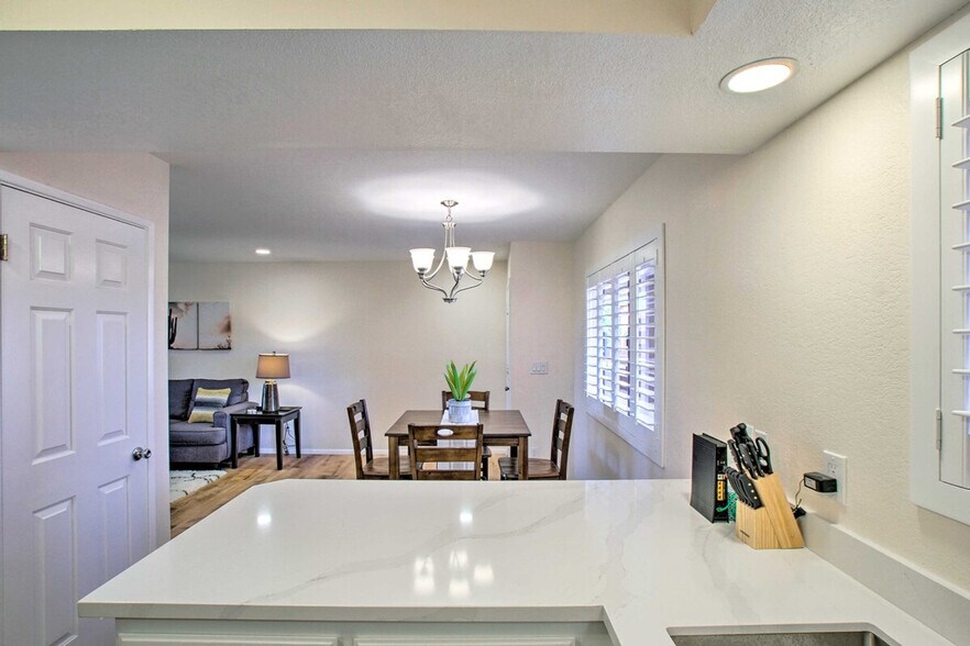 Building Photo - 4303 E Cactus Rd