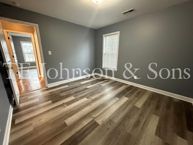 Building Photo - Charming 3 Bedroom Home with Modern Finishes on Dellwood