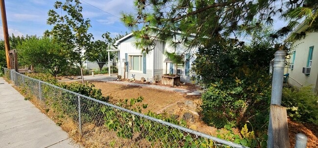 Building Photo - 122 Ginkgo St S