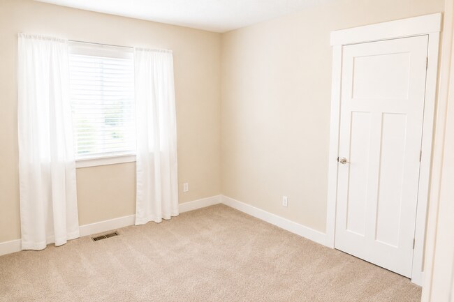 Building Photo - Lovely Townhouse For Rent