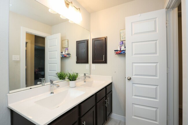Building Photo - 5511 Gothic Oak Dr