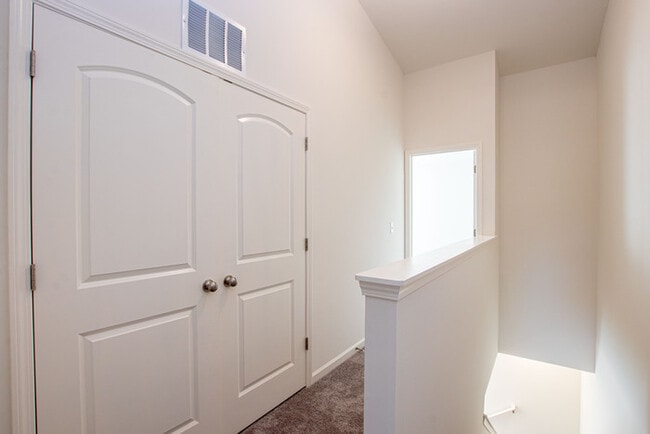 Building Photo - Two bedroom 2 1/2 bath townhome in great l...