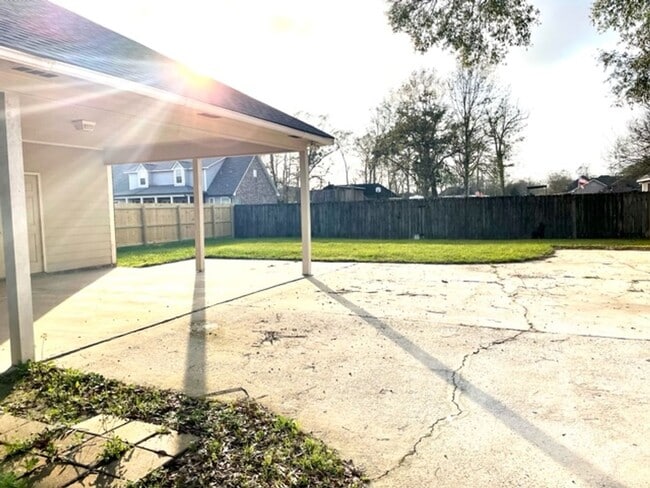 Building Photo - 14371 Whispering Oaks Dr