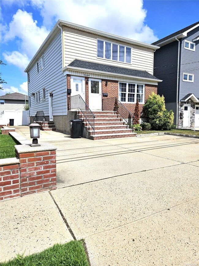 Primary Photo - 17 5th Ave