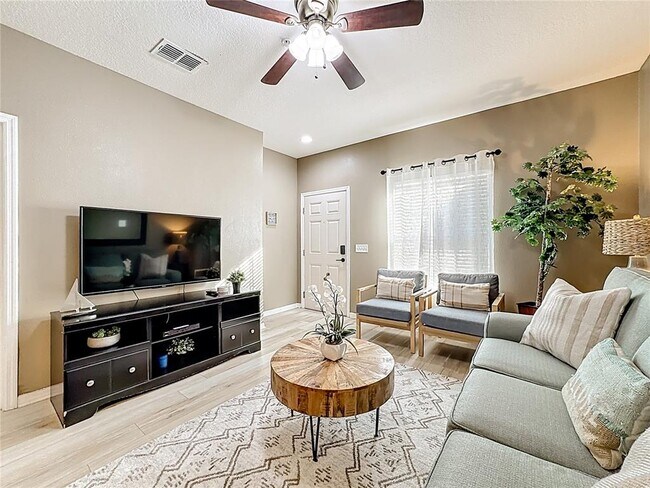 Building Photo - 8986 Shine Dr