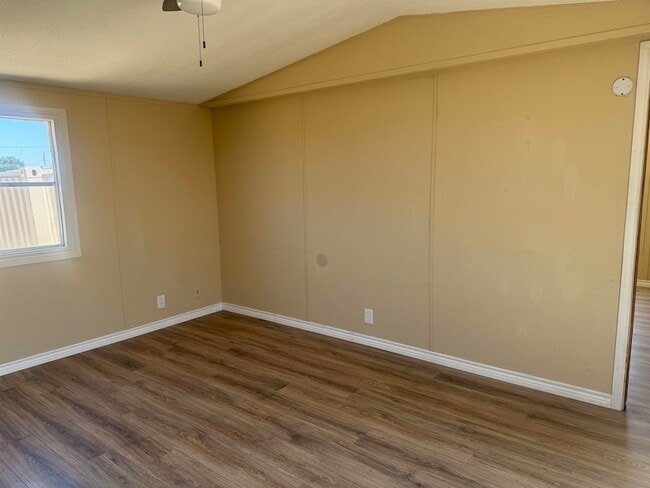 Building Photo - 327 Lewis Dr