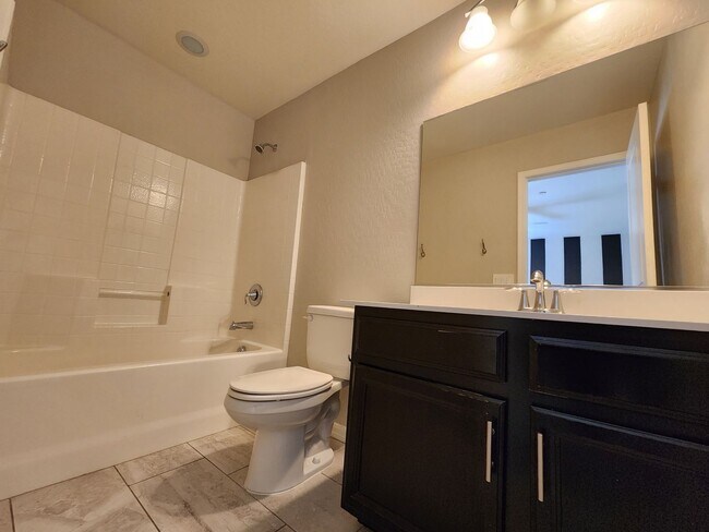 Building Photo - Three Level Mountains Edge Townhome