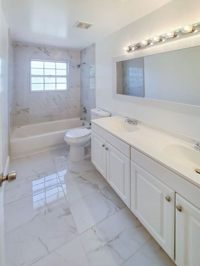 Building Photo - Amazing 4 Bedroom, 4 Bath SFH Corner Lot, ...