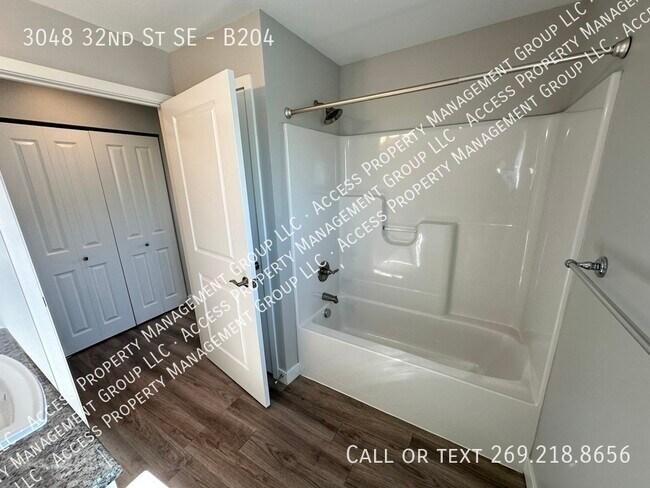 Building Photo - Great SE Side area close to 28th St and Be...