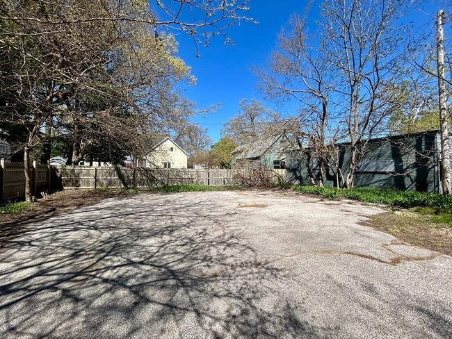 Building Photo - 1633 Peck St