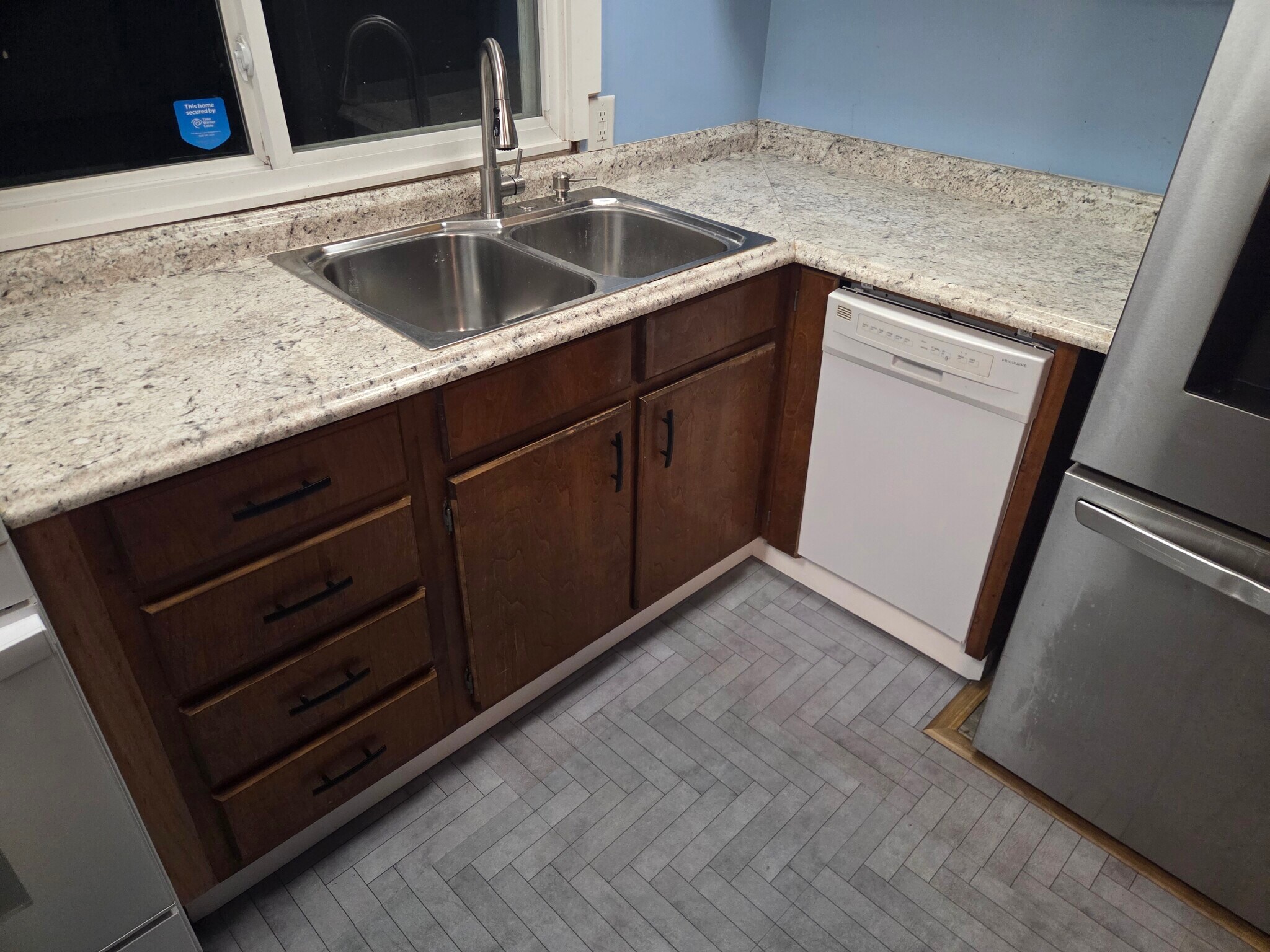 Large sink with Dishwasher - 117 Arlington Ave