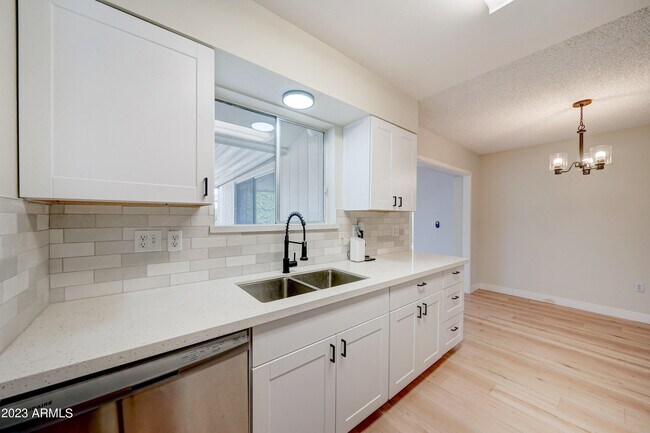 Building Photo - 10144 W Cheryl Dr