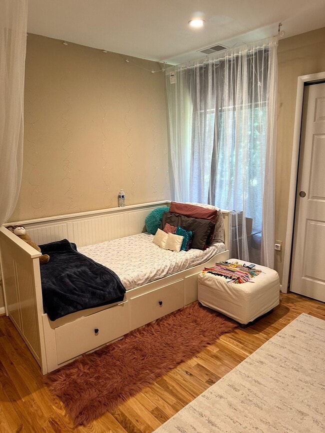 Building Photo - 4933 Casimir St