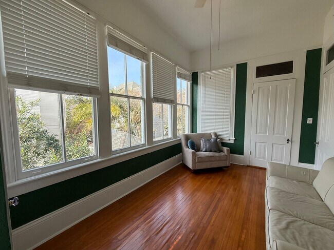 Building Photo - Spacious 4bed/ 3bath home located in the heart of Uptown - Partially furnished ***