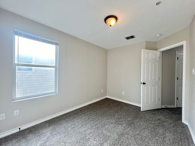 Building Photo - 3 bed 2.5 bath conner townhome $1,345