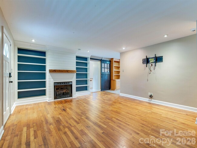 Building Photo - 2329 Kingsbury Dr