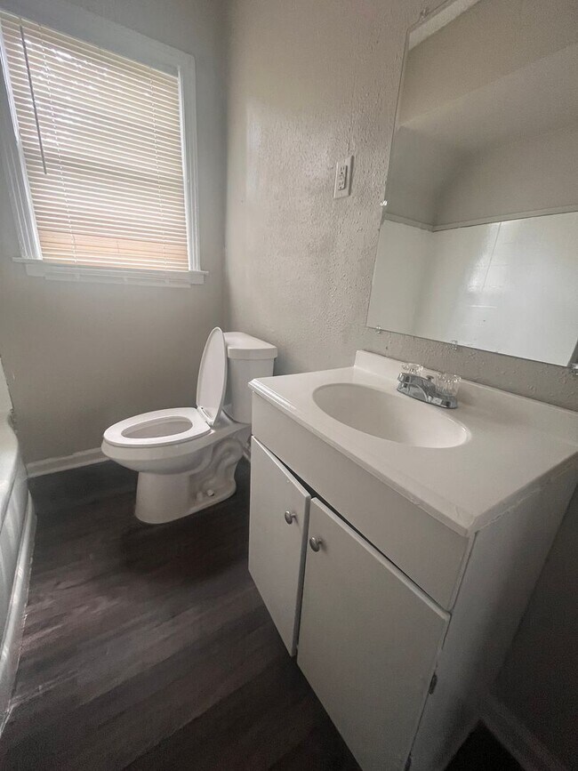 Building Photo - Newly Renovated Unit in Heart of Memphis
