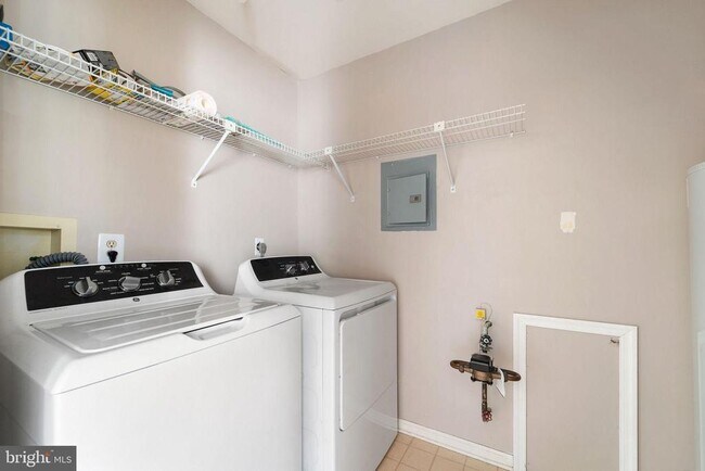 Building Photo - 19 Canterbury Ct