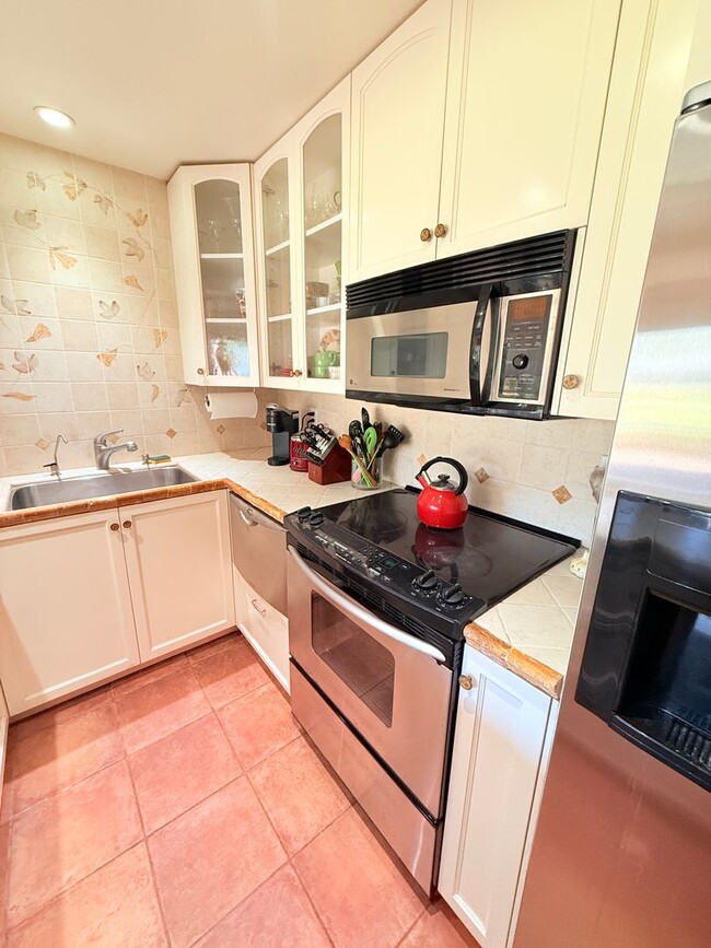 Building Photo - Charming Fully Furnished 1-Bedroom Condo with Pool Access in Carpinteria